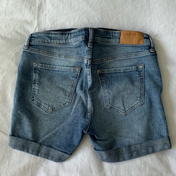 🤰EUC Maternity Jean Shorts, H&M Distressed Denim Mama Short, Size 6 - Picture 6 of 6
